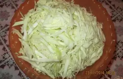 Капусту вымыть и тонко нашинковать.