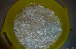 Картофель тоже поливаю соусом, затем закрываю краями пищевой пленки и слегка прижимаю. Убираю в прохладное место на несколько часов.