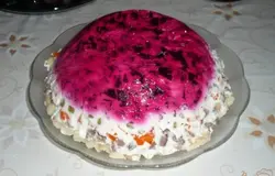 Готово! Переворачиваю салат на плоскую тарелку и снимаю пленку. Конечно, лучше украсить дополнительно. Такую селедку под шубой очень удобно готовить на праздник заранее, в отличие от обычной через сутки она хуже не станет. Приятного аппетита!