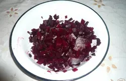 Свеклу нарезаю мелкими кубиками. Морковь аналогично.