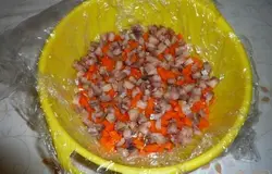 Выкладываю морковь, на неё оставшуюся селедку.