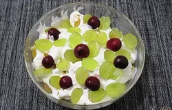 Готово! Украсить десерт виноградом и ягодами по вкусу. Приятного аппетита!