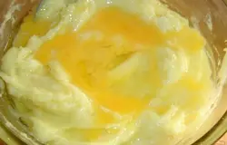 Холодное пюре солим и перчим по вкусу, добавляем яйца и по немного муки (ориентируйтесь по консистенции теста, так как в зависимости от этого может уйти меньше муки, чем указано в ингредиентах)