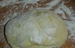 и замешиваем однородное, мягкое тесто. Но если тесто будет слегка липнуть, это не беда, перед работой с ним, руки можно смазать слегка растительным маслом.