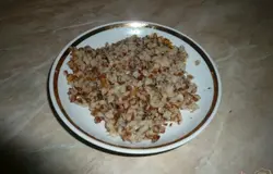 Для начинки утиной шеи понадобится гречневая каша, у меня как раз была простая отварная гречка, я её только обжарила с мелко нарезанным луком и натертой на терке морковью (на растительном масле). Еще хорошо было бы грибочков добавить. Если нет каши, то начать придется с варки гречневой крупы.