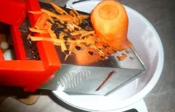 Натираю морковь на крупной терке.