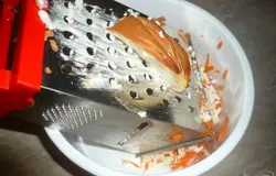 Натираю колбасный сыр.