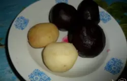 картофель и свеклу отварить до готовности. Почистить.
