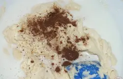 Затем добавить шафран, корицу и соду