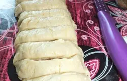 Дать отдохнуть минут 20.Затем из теста сформировать колбаску и поделить на небольшие порции.
