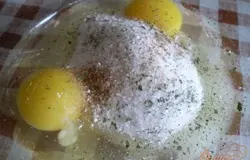 Чтобы блинчики были воздушными я взбиваю яйца с сахаром и специями.