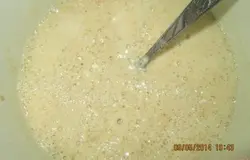 Дрожжи крошим, разводим теплым молоком.Затем добавляем сахар, соль, тщательно перемешиваем до растворения. Выливаем в массу слегка взбитые яйца и высыпаем просеянную муку. Перемешиваем.