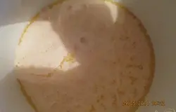 После этого вливаем растопленный, но не горячий маргарин, вымешиваем. Полученное тесто накрываем и ставим в теплое место на 2 часа.