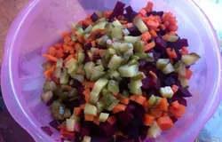 Отварить картофель, морковь, свеклу. Картофель, морковь, огуры и свеклу нарезаем кубиками.