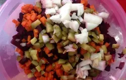 Измельчить лук.