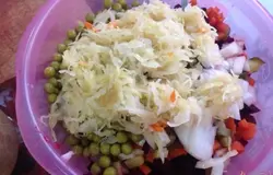 Добавляем горошек и капусту, солим. Добавить растительное масло