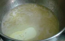 В сотейнике разогреваем сливочное масло.  Снимаем с плиты, вливаем молоко и хорошо размешиваем.