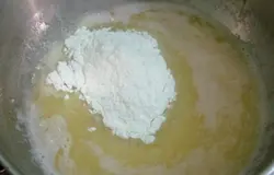 В масло всыпаем муку и слегка пассеруем её.