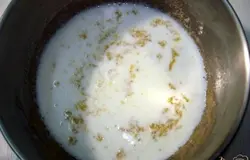 К маслу с мукой добавляем молоко и тщательно размешиваем.