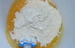 Для теста смешать сливочное масло, яичные желтки, сахар, соду и муку