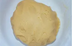 Замесить мягкое эластичное тесто. Тесто разделить на колобки.