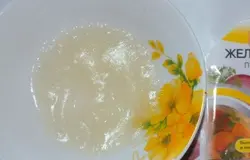 Желатин замочить полстаканом воды.