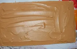 Смазать вафельные коржи кремом со сгущенкой, попеременно с белковым суфле.