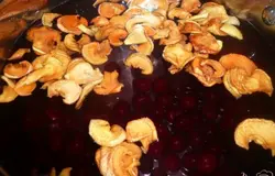 Заливаю вишню и яблоки водой.