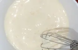 Смешать теплое молоко с сахаром, солью и яйцами