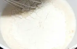 Добавить просеянную муку с разрыхлителем