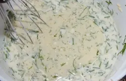 Затем добавить мелко порубленную зелень и растительное масло