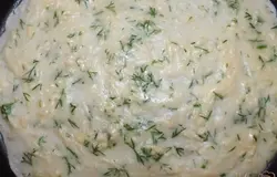Хорошо размешать венчиком. Выпекать на смазанной маслом и раскаленной сковороде с двух сторон