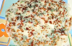 Готовый блинчик смазать сливочным маслом.
