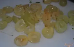 Из винограда достать косточки(если есть)