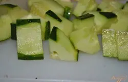 Очистить и нарезать огурец