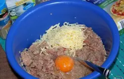 В фарш индейки добавить яйцо, перец, соль, молоко, тертый сыр