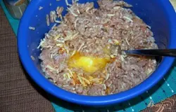 Добавить заранее растопленное, остывшее сл.масло. Хорошо вымешать фарш.