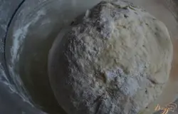 Затем, подсыпая оставшуюся муку, замесить мягкое тесто. Мисочку с тестом накрыть пищевой пленкой и оставить подойти в течении 1 часа.