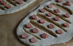 Для лепешек-сендвичей в полоски теста между разрезами вдавить кусочки сосисок. Оставить подойти . Выпекать при 200С 10-12 мин, затем посыпать тертым сыром и оставить в духовке еще на 5-7 мин.