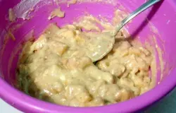 В конце добавьте яблоки, порезанные кубиками и посыпанные корицей.