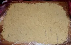 На полиэтиленовый пакет высыпать крошку, распределить равномерно.