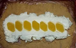 На нее выложить творожную массу. На творог выложить мармелад (у меня со вкусом дыни). Аккуратно свернуть в рулет, загибая края пакета.Убрать в холод часа на 2.