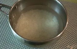 Рис промыть в нескольких водах. Залить водой и варить отдельно привычным способом.