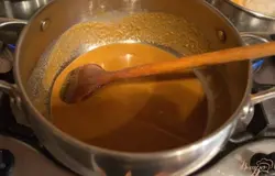 Куриное мясо вынуть из бульона. Разобрать и удалить кости. Можно нарезать не удобные кусочки. Бульон процедить и отставить.Кастрюлю вымыть. Обсушить на огне. В сухую кастрюлю вливаем 100 мл растительного масла. Добавляем 3 ст. ложки муки. На небольшом огне обжариваем муку в масле долго, постоянно помешивая.Мука должна получиться карамельного цвета и иметь ореховый запах.