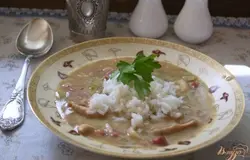 Готово! Как его едят? В миску наливают похлебку и кладут горку риса.