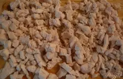 Отварное куриное филе нарезать мелко или разобрать руками на волокна. Отварные куриные яйца тоже нарезать мелко.