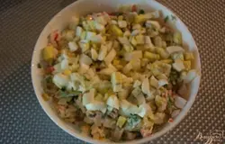 Сложите все продукты в миску. Заправьте майонезом. Подайте к столу.