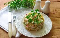 Готово! Вкусный салат. Очень необычный. Отлично сочетаются крабовые, курица, кукуруза и ананасы.