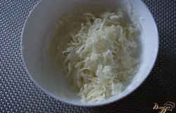 Белокочанную капусту нашинковать мелко и тонко. Добавить соль и немного сахара. Помять руками. Уложить следующим слоем в салатник. Смазать майонезом.