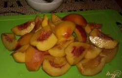 Из нектаринов удаляем косточки и нарезаем их на дольки.